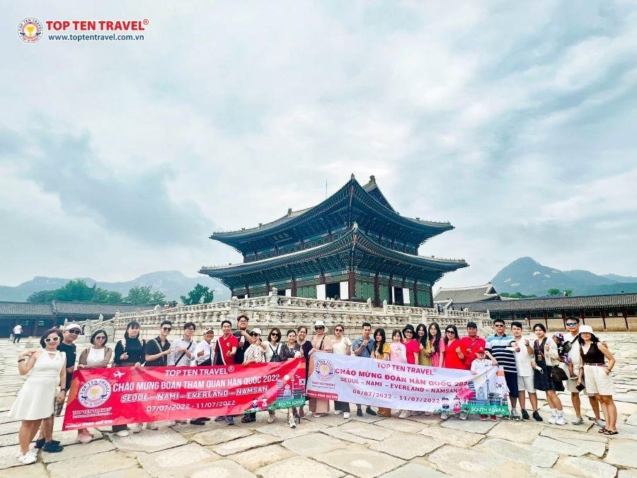 Đoàn du khách chụp ảnh tại cung điện Gyeongbokgung