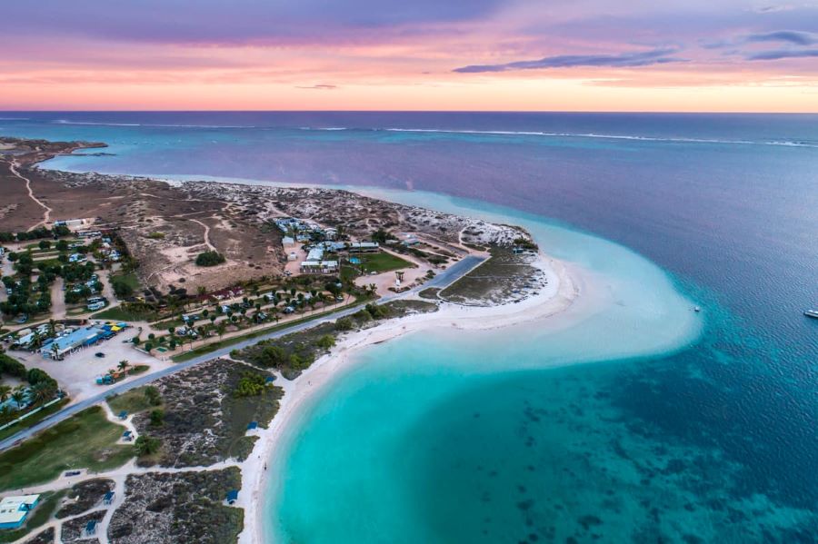 Bãi Biển Coral Bay như một viên ngọc quý ẩn mình giữa bờ biển phía Tây nước Úc