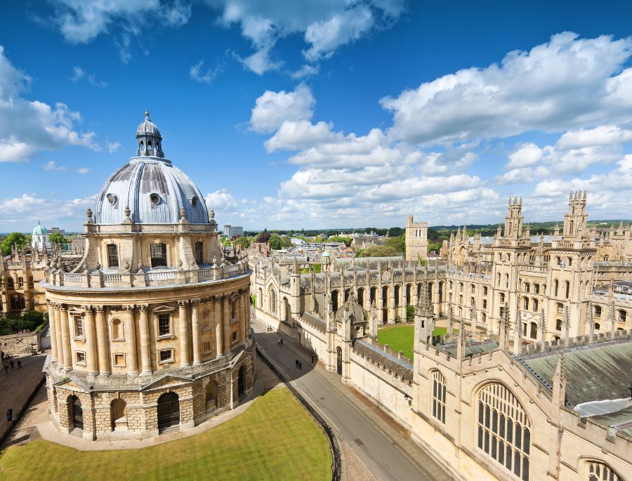 Đại học Oxford có lịch sử xây dựng lâu đời, là nơi sản sinh ra nhiều thế hệ nhân tài