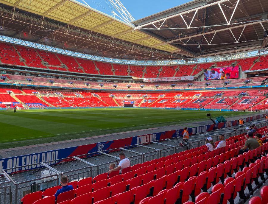 Sân vận động Old Trafford có diện tích rộng lớn với màu đỏ chủ đạo