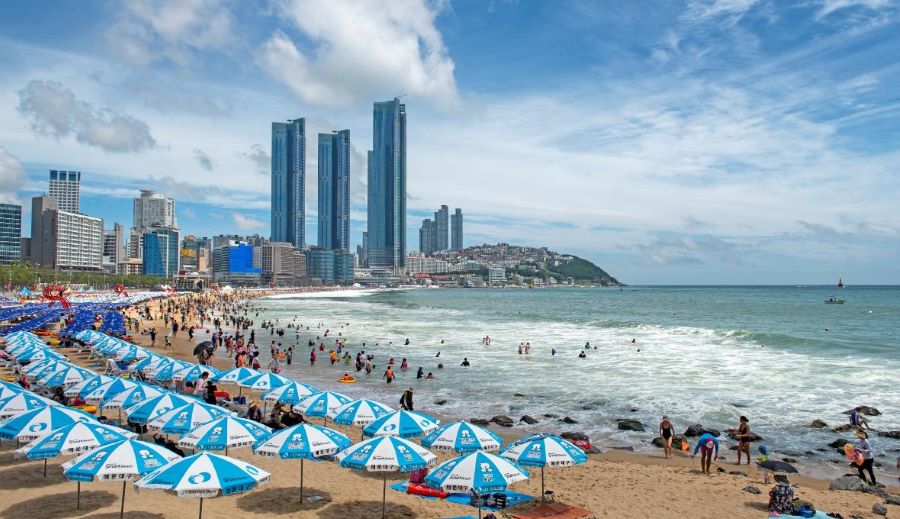 Bãi biển Haeundae được mệnh danh là một trong những điểm tránh nóng mùa hè lý tưởng nhất tại Busan