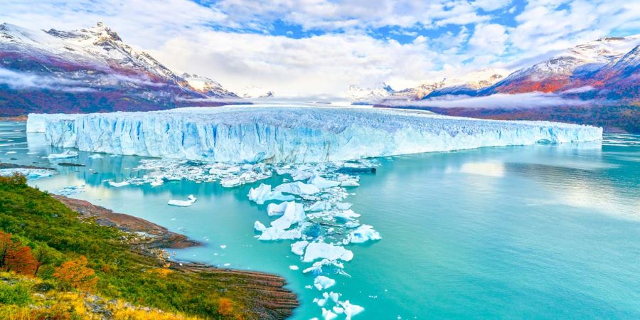 Sông băng Perito Moreno với những tảng núi băng trắng muốt ánh màu xanh ngọc khổng lồ cực kỳ ngoạn mục 