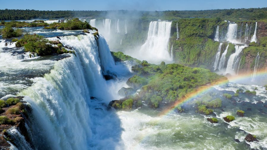 Vườn quốc gia Iguazu sở hữu con thác Iguazu rộng lớn trải dài từ biên giới Brazil đến Argentina