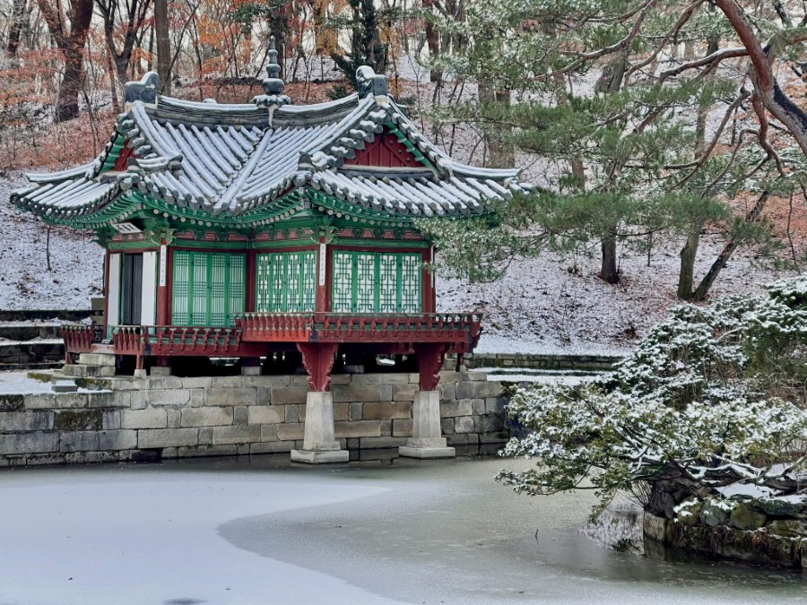 Mỗi khi tuyết bắt đầu rơi, Cung điện Deoksugung khoác lên mình một vẻ đẹp trầm mặc, cổ kính