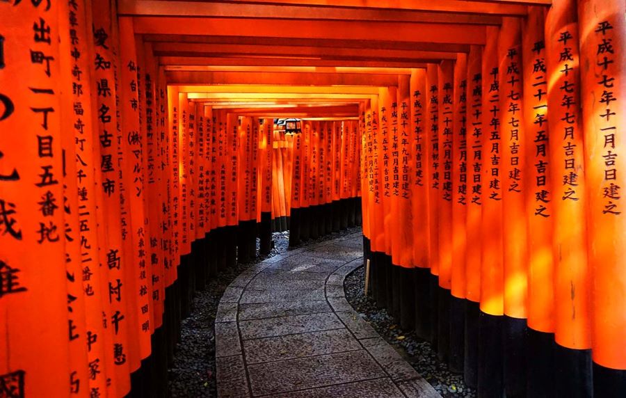 Hàng ngàn cổng Torii lấp lánh màu đỏ cam tại ngôi đền Fushimi Inari Taisha