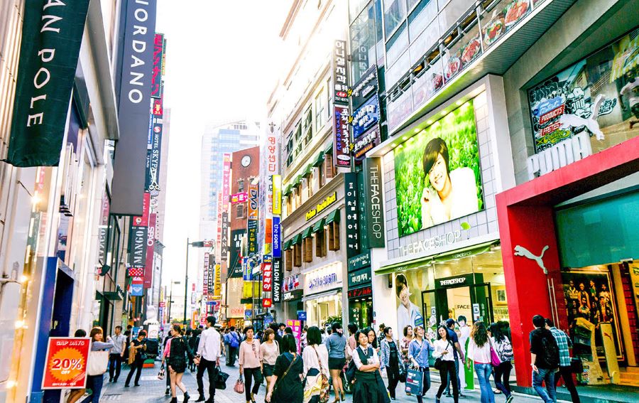 Khu chợ Myeongdong mở cửa hàng ngày, du khách có thể tự do tham quan và khám phá