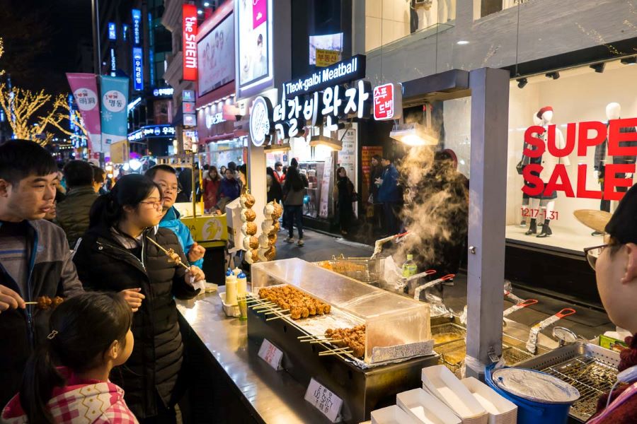 Khu chợ Myeongdong mở cửa hàng ngày, du khách có thể tự do tham quan và khám phá