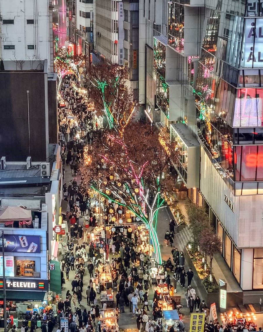 Khu chợ Myeongdong mở cửa hàng ngày, du khách có thể tự do tham quan và khám phá