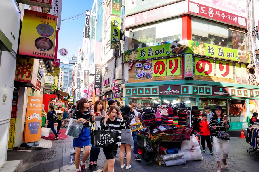 Khu chợ Myeongdong mở cửa hàng ngày, du khách có thể tự do tham quan và khám phá