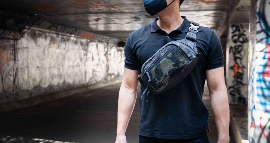 Mang túi về phía trước sẽ giúp Bạn tránh được tình trạng móc túi tại các khu chợ đông người