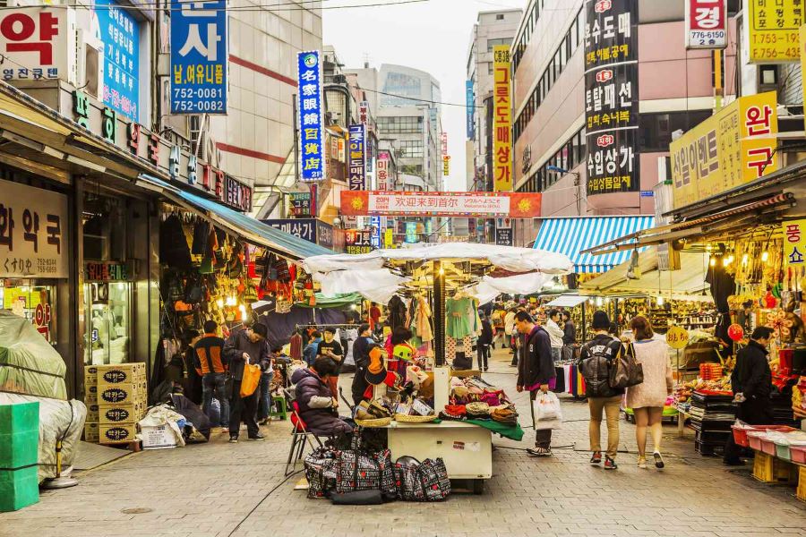 Chợ Namdaemun là một ngôi chợ truyền thống với nhiều mặt hàng được bày bán