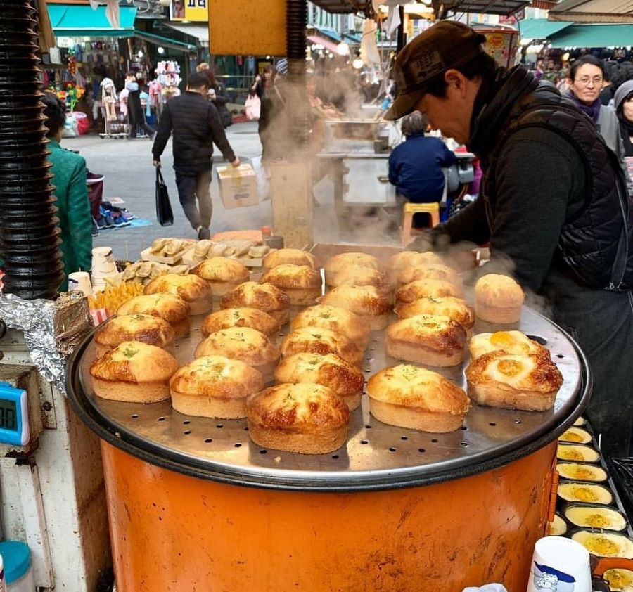 Chợ Namdaemun là một ngôi chợ truyền thống với nhiều mặt hàng được bày bán
