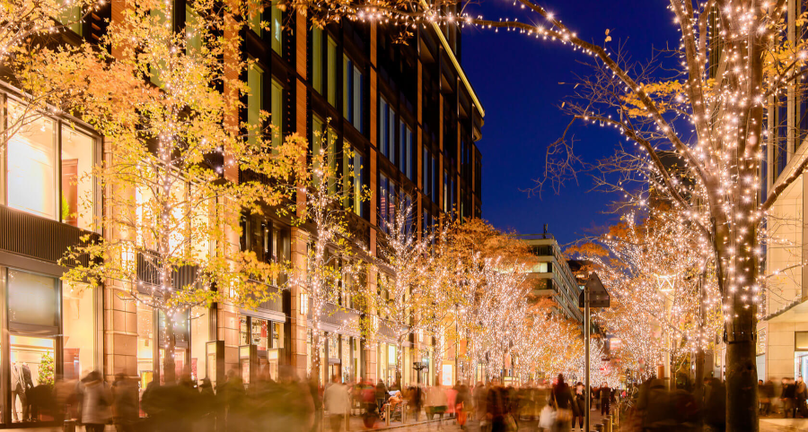 Con phố Naka trở thành tâm điểm của lễ hội với những ánh đèn lung linh phản chiếu xuống mặt đường