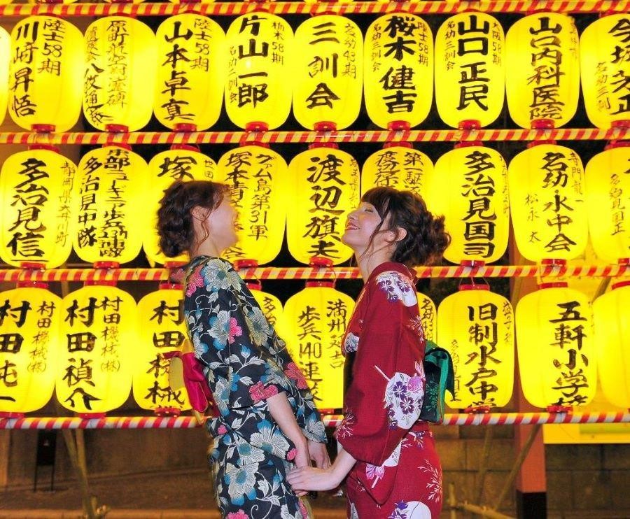 Những chiếc đèn lồng sặc sỡ sắc màu làm bừng sáng toàn bộ không gian lễ hội Mitama Matsuri