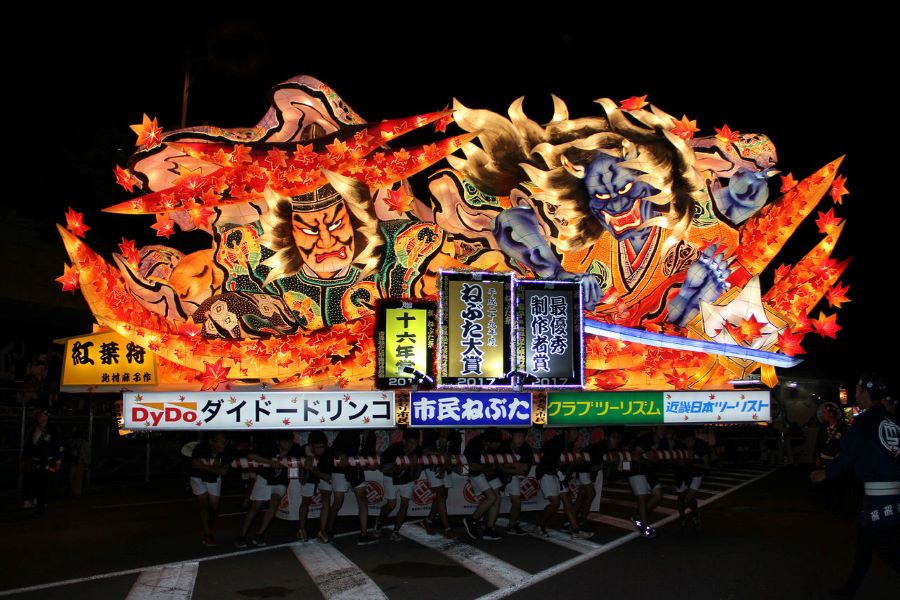 Lễ hội Aomori Nebuta Matsuri với những chiếc kiệu đèn lồng khổng lồ có thiết kế 3D đẹp mắt đi diễu hành dưới phố