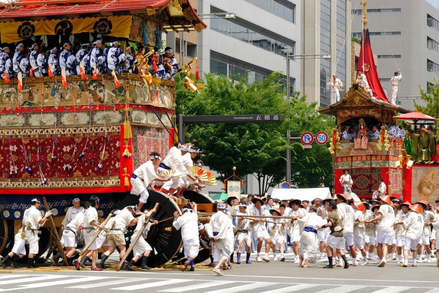 Lễ hội Gion Matsuri nổi tiếng này diễn ra tại ngôi đền Yasaka ở cố đô Kyoto thu hút lượng lớn người tham gia từ khắp mọi nơi 