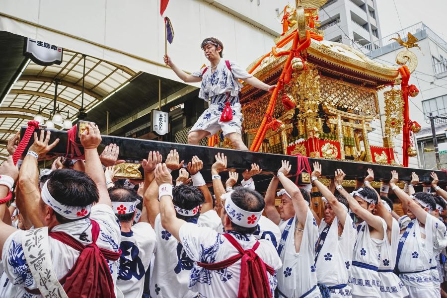Lễ hội Tenjin Matsuri được tổ chức thường niên tại ngôi đền Tenmangu nhằm mục đích tôn vinh Sugawara Michizane