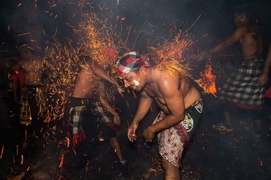 Lễ hội ném lửa truyền thống tại Bali
