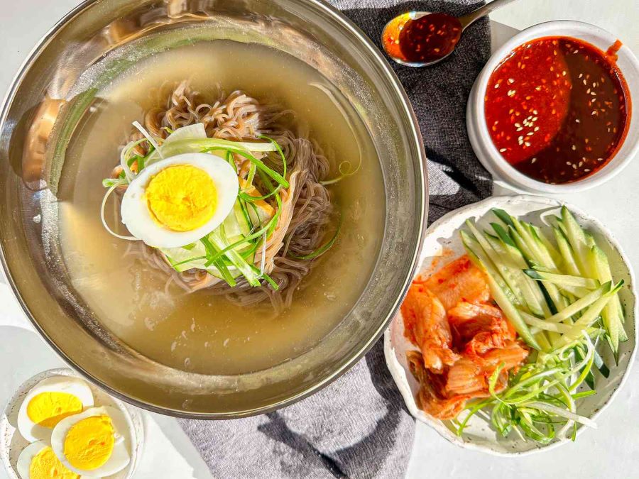 Mì lạnh Naengmyeon có hương vị thanh mát kèm một chút chua chua ngọt ngọt đặc trưng