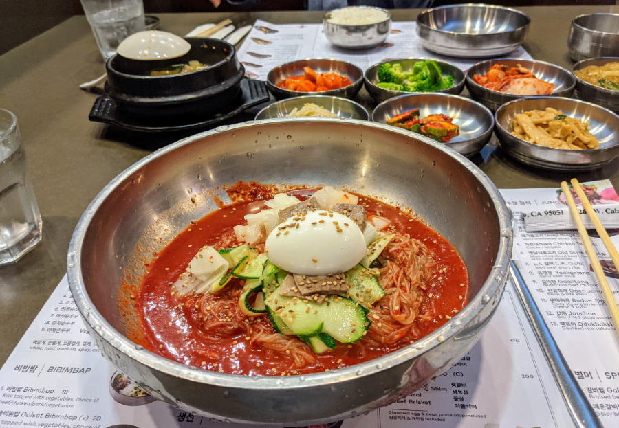 Bibim Naengmyeon - mì lạnh trộn với màu đỏ đặc trưng cực kỳ bắt mắt và kích thích vị giác