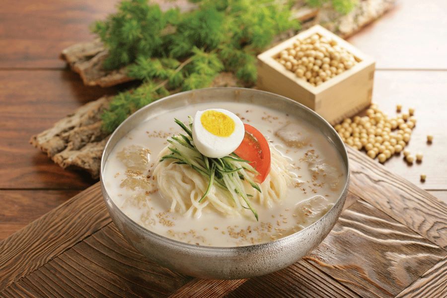 Mì sữa đậu nành hay Kongguksu - món ăn mùa hè Hàn Quốc cực kỳ được người dân xứ Hàn ưa chuộng 