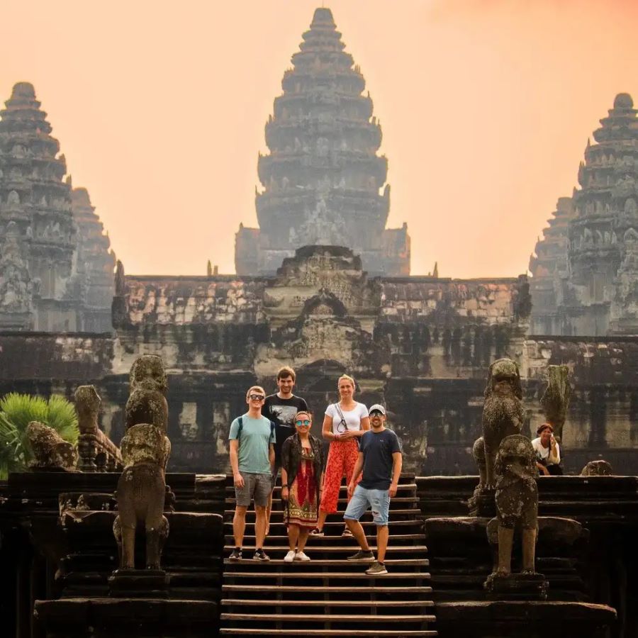 Du khách nên lựa chọn những bộ trang phục lịch sự và kín đáo khi ghé thăm các địa điểm tâm linh 