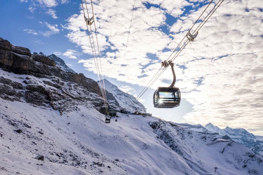 Du khách có thể trải nghiệm chuyến tàu điện cáp treo Eiger Express chinh phục đỉnh Jungfraujoch