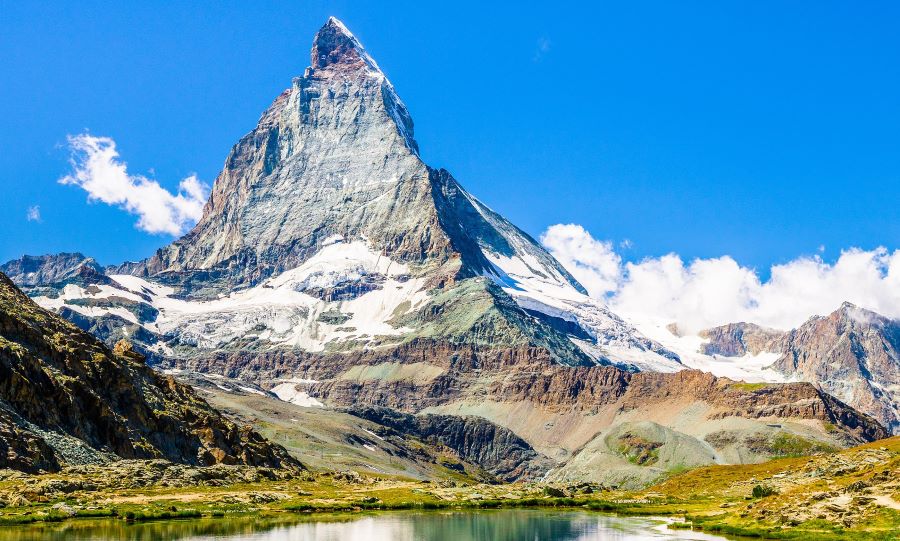 Đỉnh núi Matterhorn với hình dáng tam giác đặc trưng là biểu tượng nổi tiếng ở đất nước Thụy Sĩ