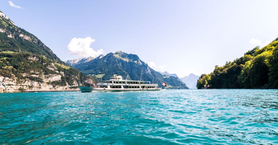 Hồ Lucerne nổi tiếng với làn nước xanh ngọc lục bảo được bao quanh bởi dãy núi Alps hùng vĩ