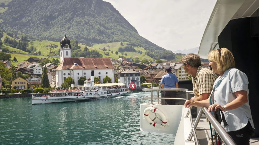 Du khách cũng có thể ngồi thuyền dạo quanh và thưởng ngoạn vẻ đẹp của hồ Lucerne thơ mộng
