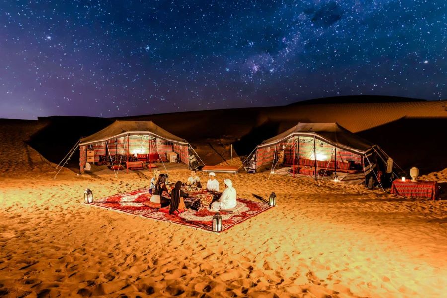 Bạn sẽ được trải nghiệm dựng lều trại giữa sa mạc mênh mông và tận hưởng cảm giác tự do, hòa hợp với thiên nhiên