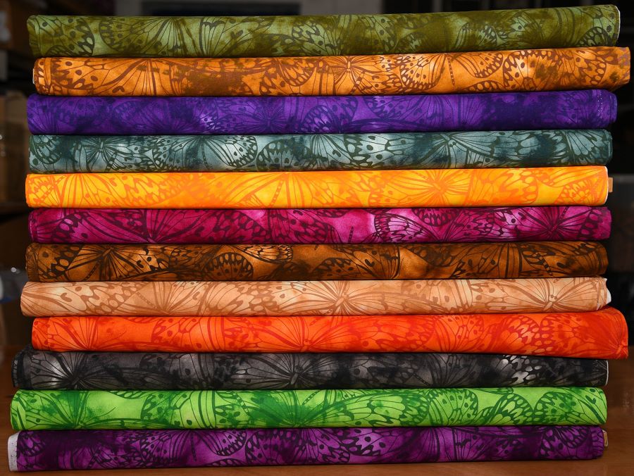 Batik là một loại vải được sử dụng chính trong việc may trang phục truyền thống ở Indonesia