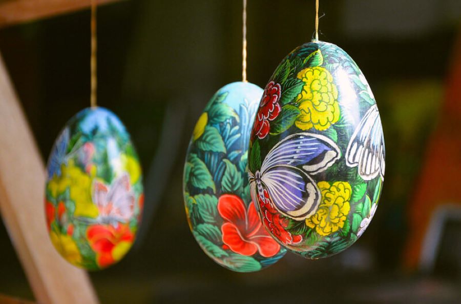 Tranh từ vỏ trứng - cái tên không thể thiếu trong danh sách những món đồ nên mua ở Bali của nhiều du khách 