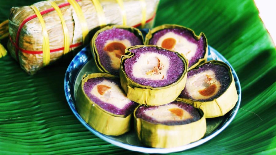 Bánh tét lá cẩm - một trong những đặc sản Cần Thơ nổi tiếng và được yêu thích nhất