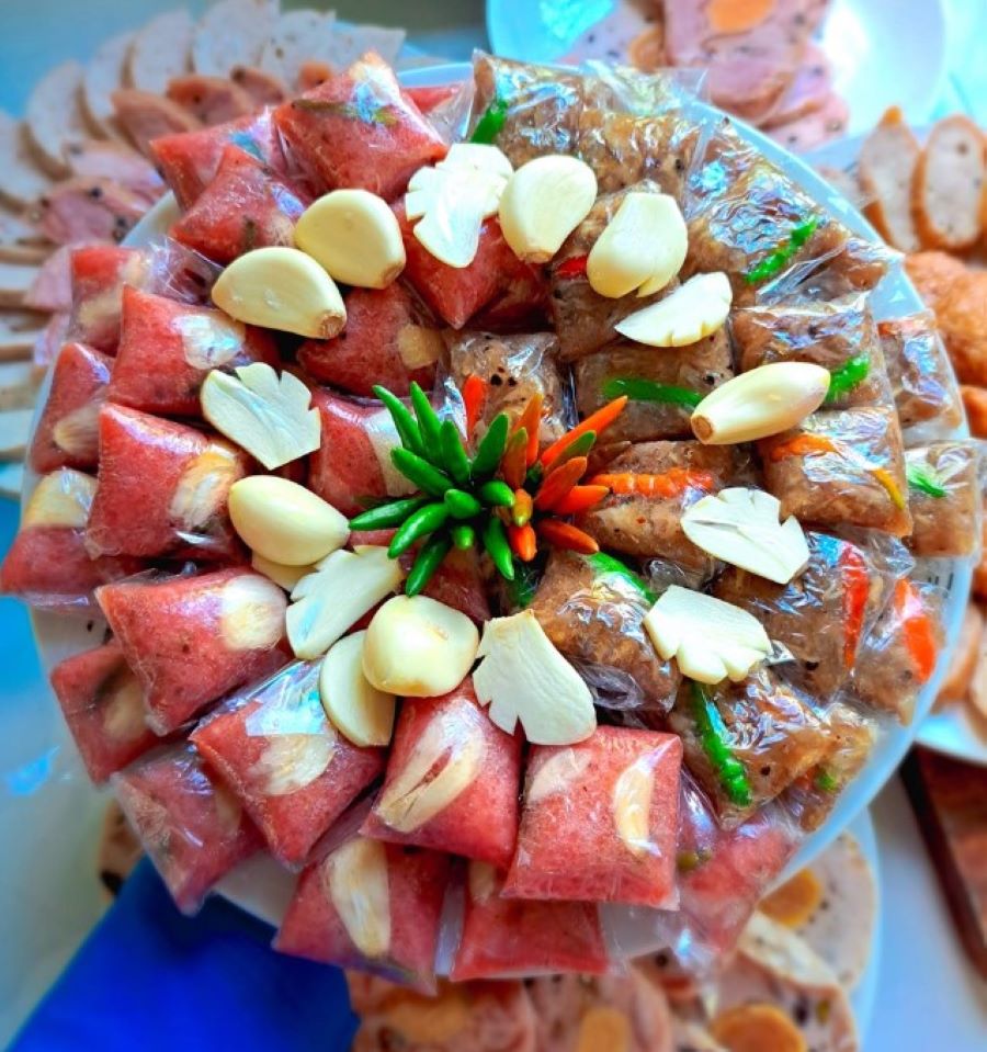 Nem Lai Vung có hương vị chua chua ngọt ngọt cay cay cực kỳ bắt miệng