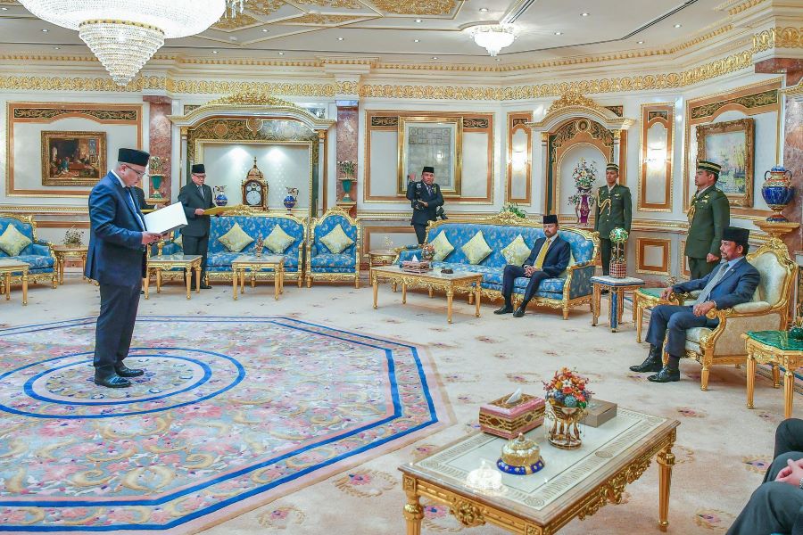 Cung điện Hoàng gia Istana Nurul Iman là nơi sinh sống của Quốc vương và hoàng tộc 