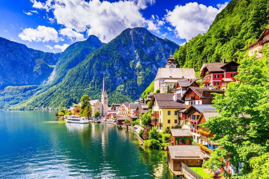 Hallstatt được mệnh danh là “hòn ngọc nước Áo”, là thị trấn bên hồ đẹp nhất thế giới