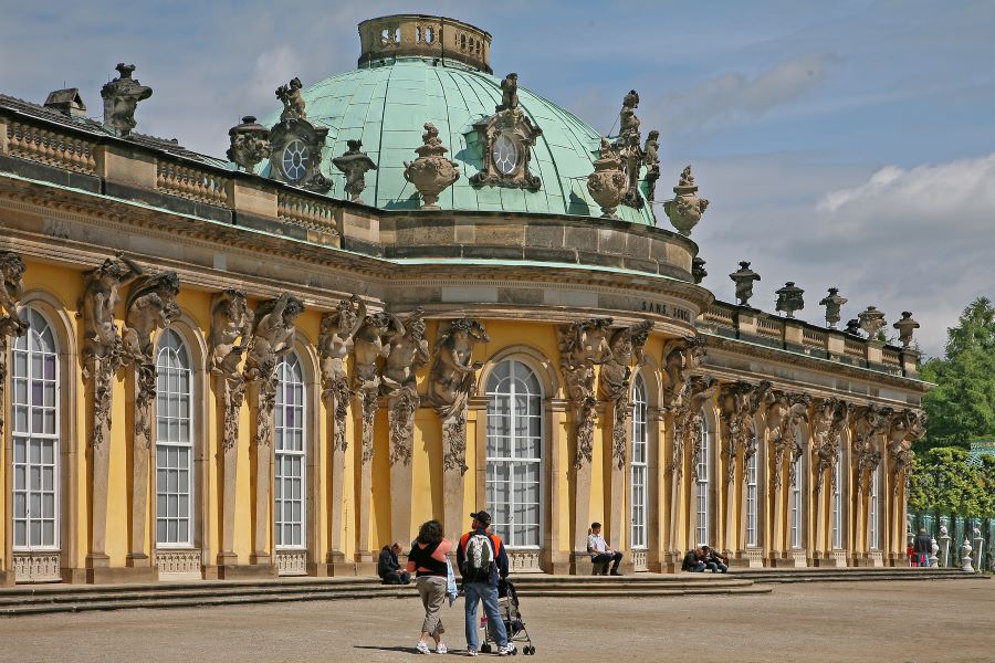 Sanssouci khoác lên mình diện mạo đặc trưng của phong cách Rococo tuy nhẹ nhàng mà tinh tế