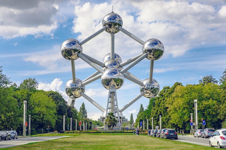 Atomium được đánh giá là công trình biểu tượng cho lối kiến trúc hiện đại của vương quốc Bỉ
