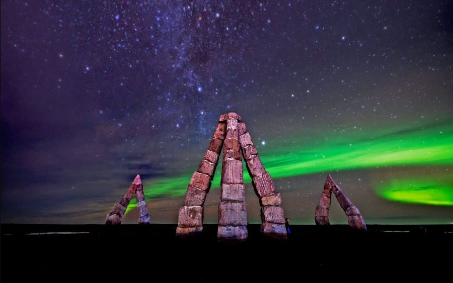 Đến Iceland, du khách có thể thỏa thích ngắm nhìn cực quang trên bầu trời đêm