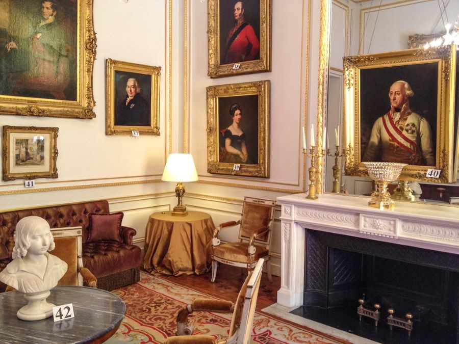 Đến cung điện hoàng gia Brussels để được chiêm ngưỡng các tác phẩm nghệ thuật đặc sắc bạn nhé