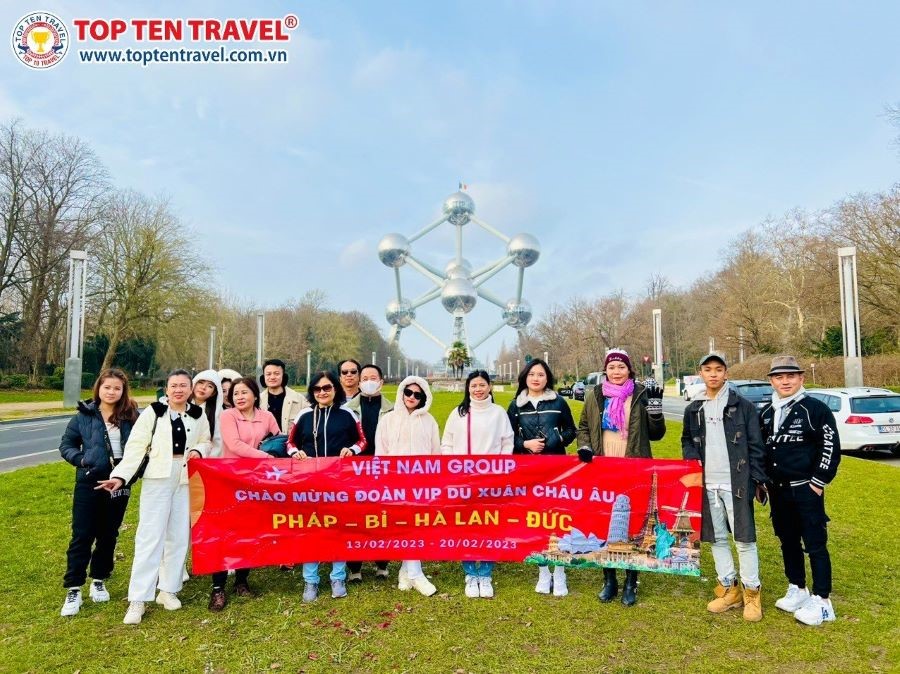 Đoàn khách Top Ten tham quan check-in tại công trình biểu tượng Atomium