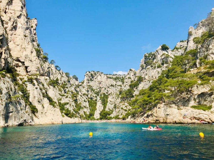 Cảnh quan thiên nhiên ở Parc des Calanques nổi tiếng đa dạng, tất cả được bao quanh bởi làn nước trong xanh