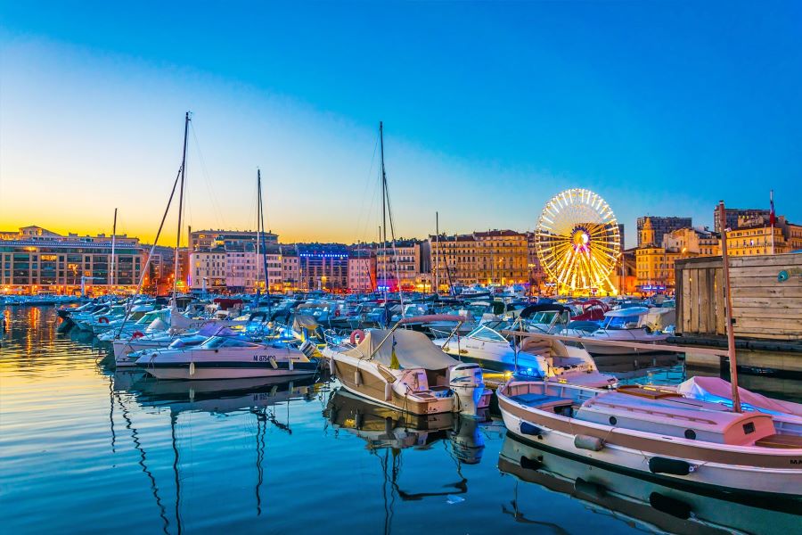 Cảng cổ Vieux Port nổi bật với khung cảnh tàu thuyền tấp nập hòa cùng không khí nhộn nhịp của các khu chợ