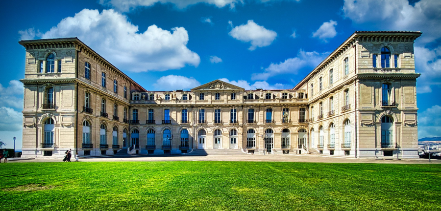 Dinh thự Palais du Pharo nổi tiếng thu hút lượng lớn khách du lịch đến tham quan mỗi năm 