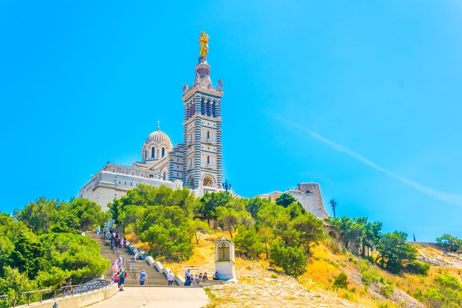 Nhà thờ Notre-Dame de la Garde được xây dựng trên ngọn núi nằm ở phía nam Marseille