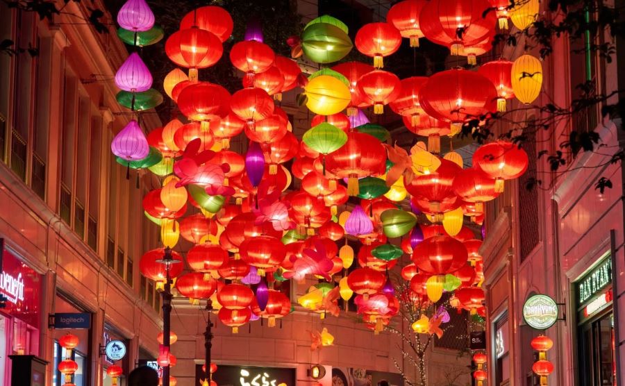 Hongkong vào dịp Tết Trung Thu được trang hoàng lộng lẫy với những chiếc đèn lồng đa dạng sắc màu