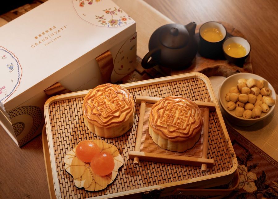 Đừng quên thưởng thức những miếng bánh Trung Thu thơm ngon cùng các loại trà hảo hạng nhé