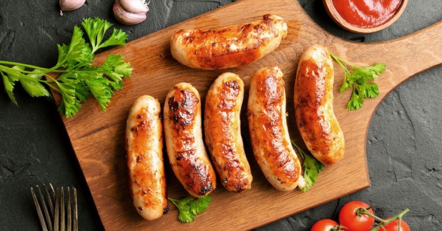 Bratwurst - Xúc xích nướng là một trong những loại xúc xích Đức ngon nhất mà du khách có thể dễ dàng bắt gặp trên đường phố