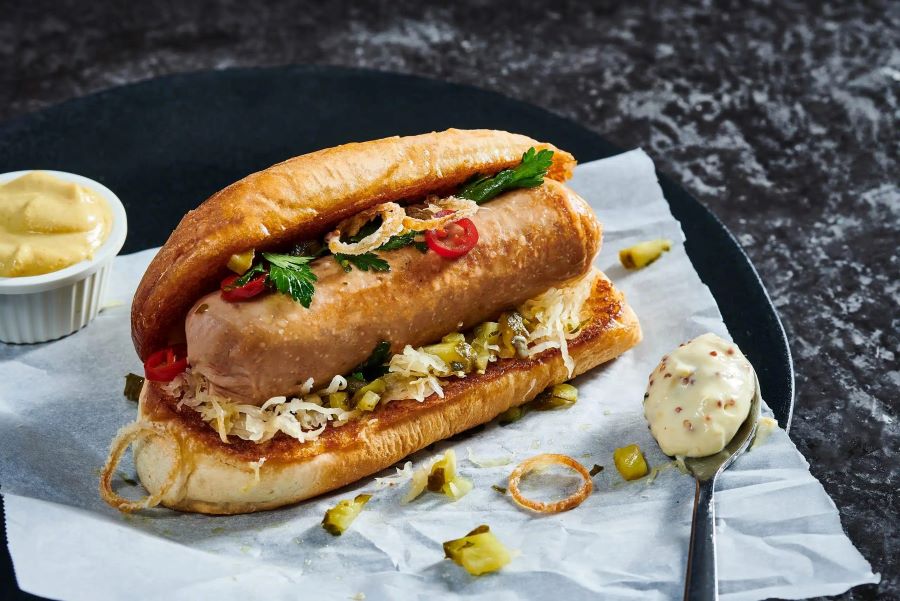 Xúc xích Bratwurst thường được người Đức nướng cháy cạnh và ăn kèm với nước sốt cà chua, sốt mù tạt, bánh mì